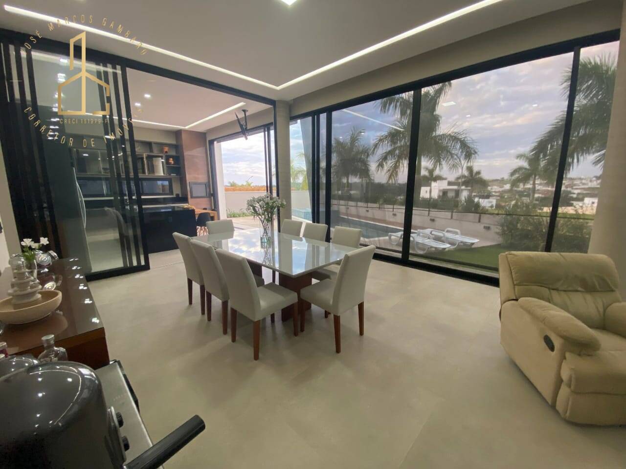 Casa de Condomínio à venda com 3 quartos, 294m² - Foto 1